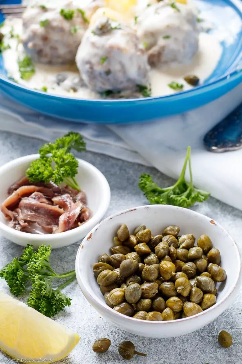 Kapern und Sardellenfilets in kleinen Gläsern als wichtige Zutaten für Königsberger Klopse