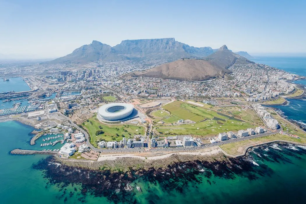 Kapstadt von oben, mit dem Tafelberg und der Stadt vor dem Ozean