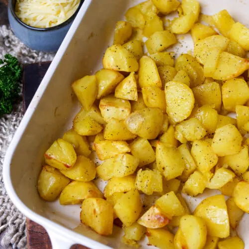 Kartoffelstücke in der Auflaufform