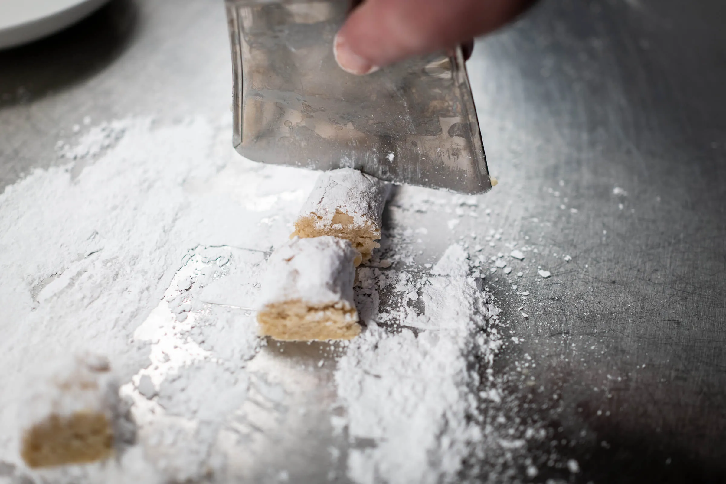 Kekse mit Mandeln und Puderzucker, appetitlich angerichtet