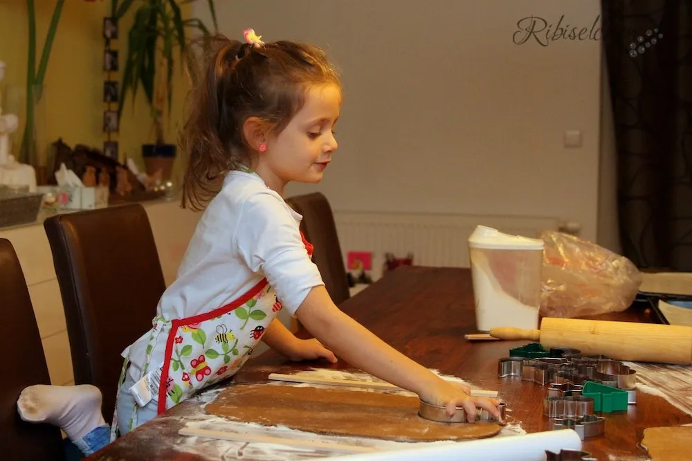Keksebacken mit Kindern am Tisch