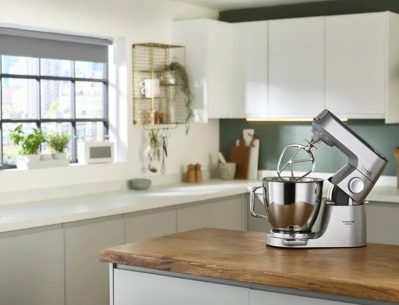 Kenwood Titanium Chef Baker XL: Hochwertige Küchenmaschine mit Edelstahlschüssel und Rührwerk für vielseitige Back- und Kochanwendungen.