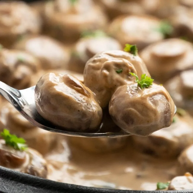 Keto Champignon-Pfanne in cremiger Knoblauchsauce, eine vielseitige Beilage
