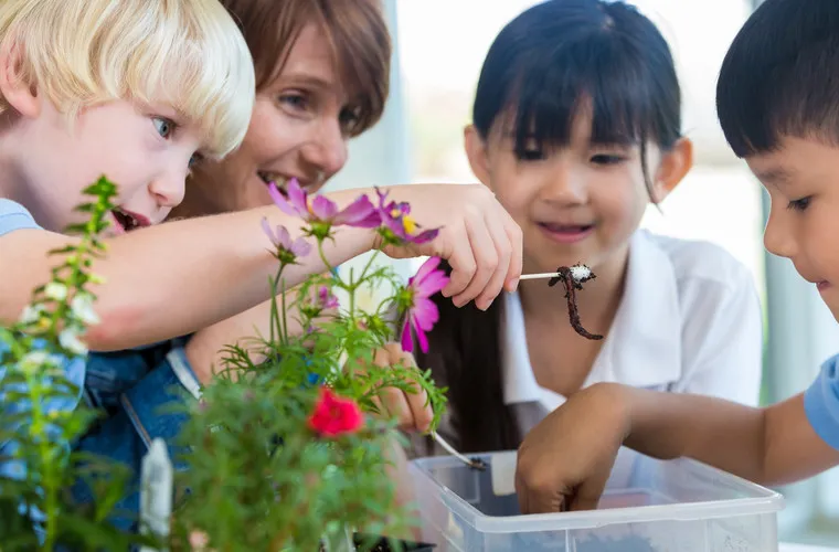 Kinder spielen und lernen in einem nachhaltigen Kindergarten