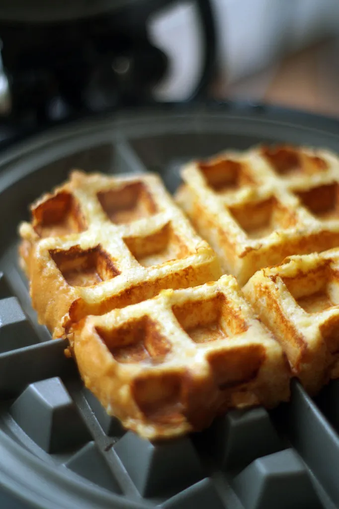 KitchenAid Waffeleisen mit einer Waffel im Inneren