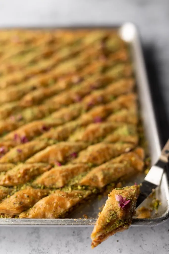 Klarer Baklava-Sirup mit perfekter Konsistenz in einem Glasbehälter.