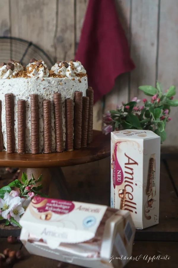 Klassische Nuss-Sahne-Torte mit Amicelli Waffelröllchen, perfekt für die Kaffeetafel