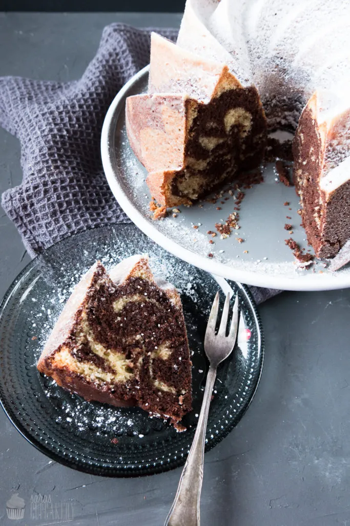 Klassischer Marmorkuchen mit Nutella-Swirl, fertig gebacken