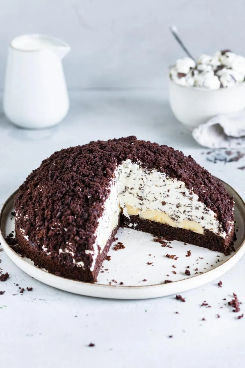 Klassischer Maulwurfkuchen mit Bananen und Schokolade, ein beliebter Kita Geburtstag Kuchen.