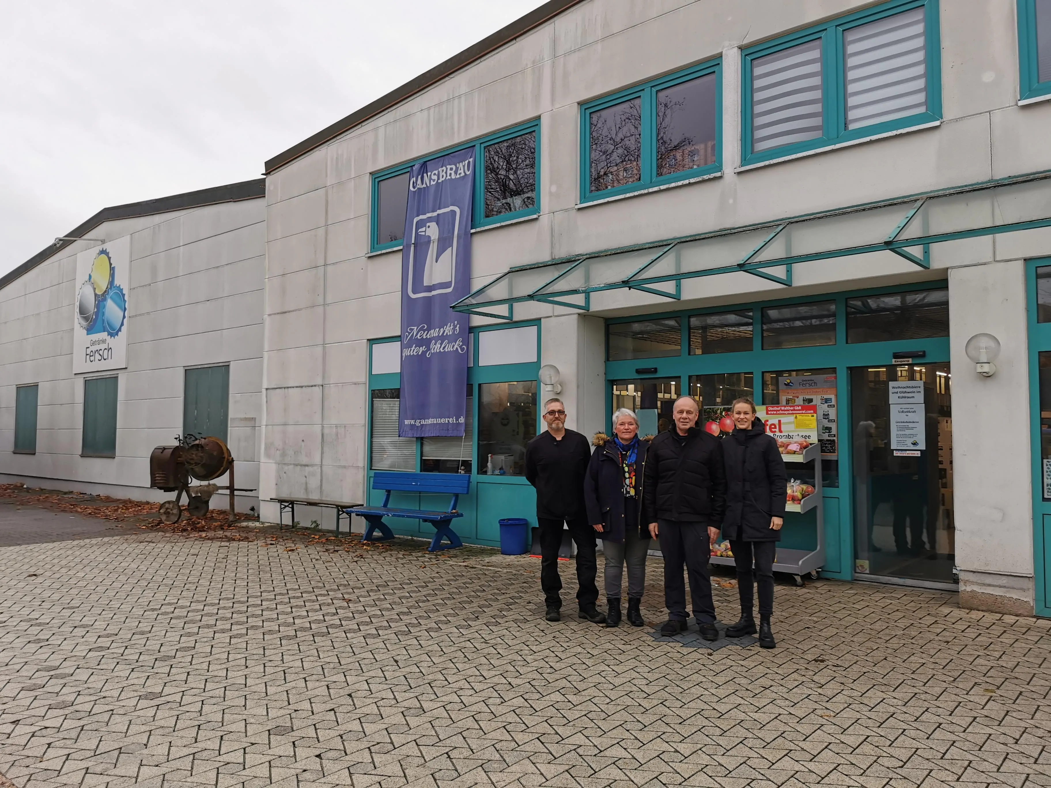 Klemens Fersch vor seinem Getränkemarkt in Neumarkt, kurz vor der Übergabe