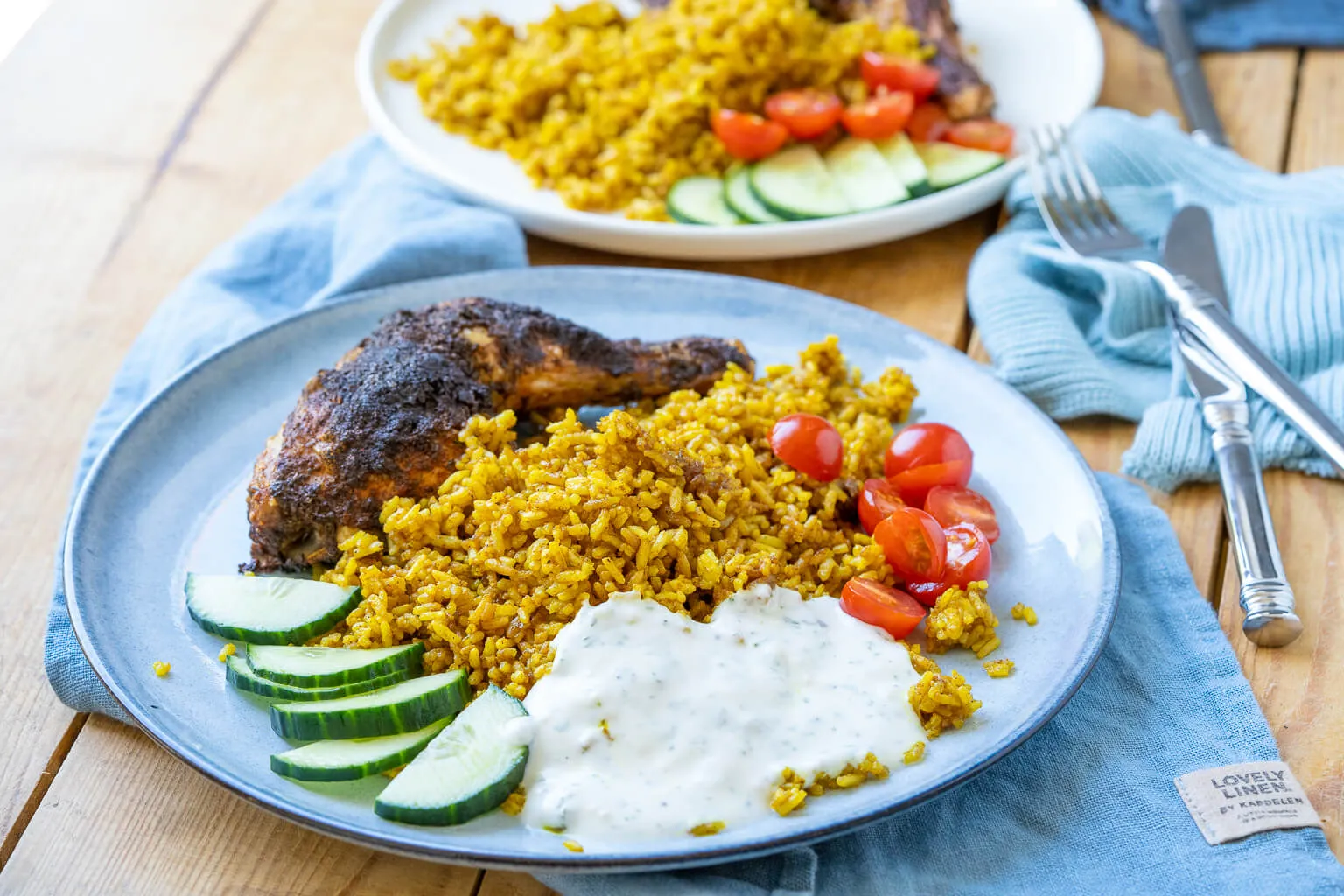 Knusprige Hähnchenschenkel mit Curry-Bratreis und Joghurtsauce – ein Gericht aus Kindertagen