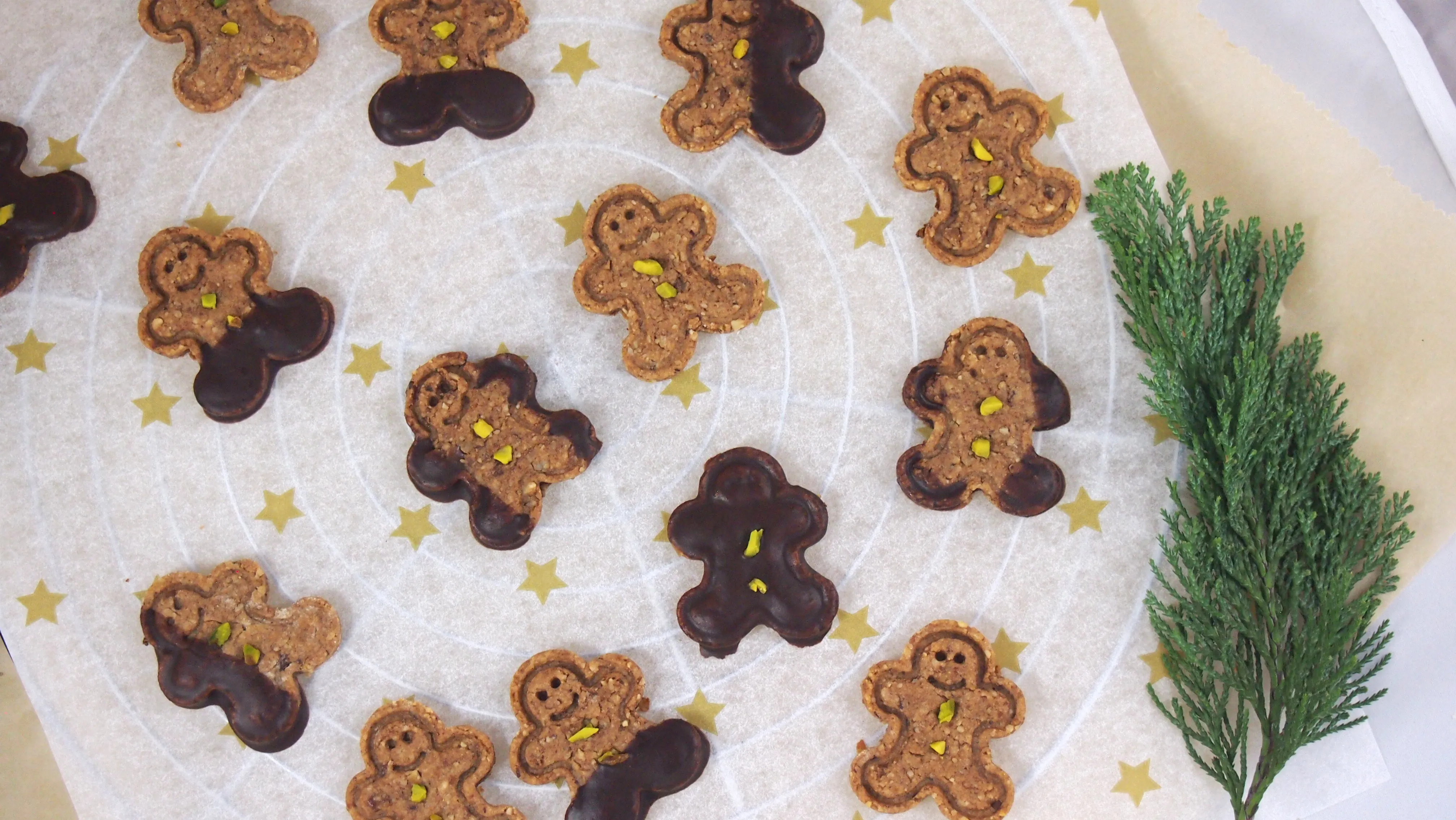 Knusprige Lebkuchenmännchen, zuckerfrei und vegan, mit dunkler Schokolade