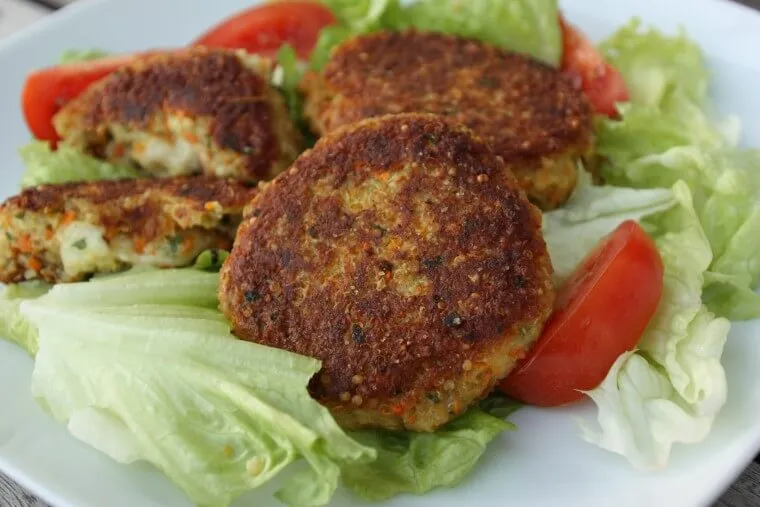 Knusprige Quinoa-Burger-Bratlinge mit frischen Kräutern
