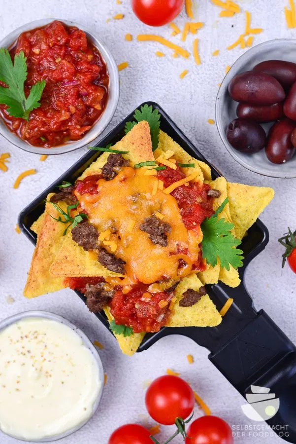 Knusprige Taco Chips mit Hackfleisch, Salsa und überbackenem Cheddar
