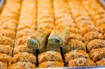 Knuspriges Baklava mit Walnussfüllung und Sirup