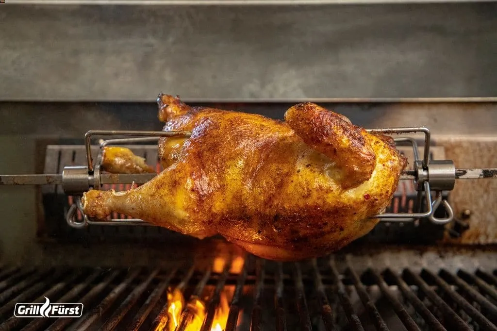 Knuspriges Grillhähnchen auf dem Drehspieß
