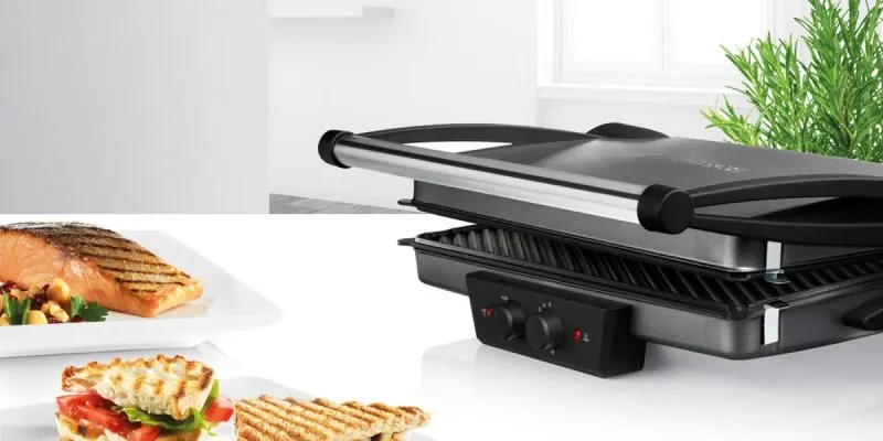 Kontaktgrill bereitet Lachs-Sandwich zu