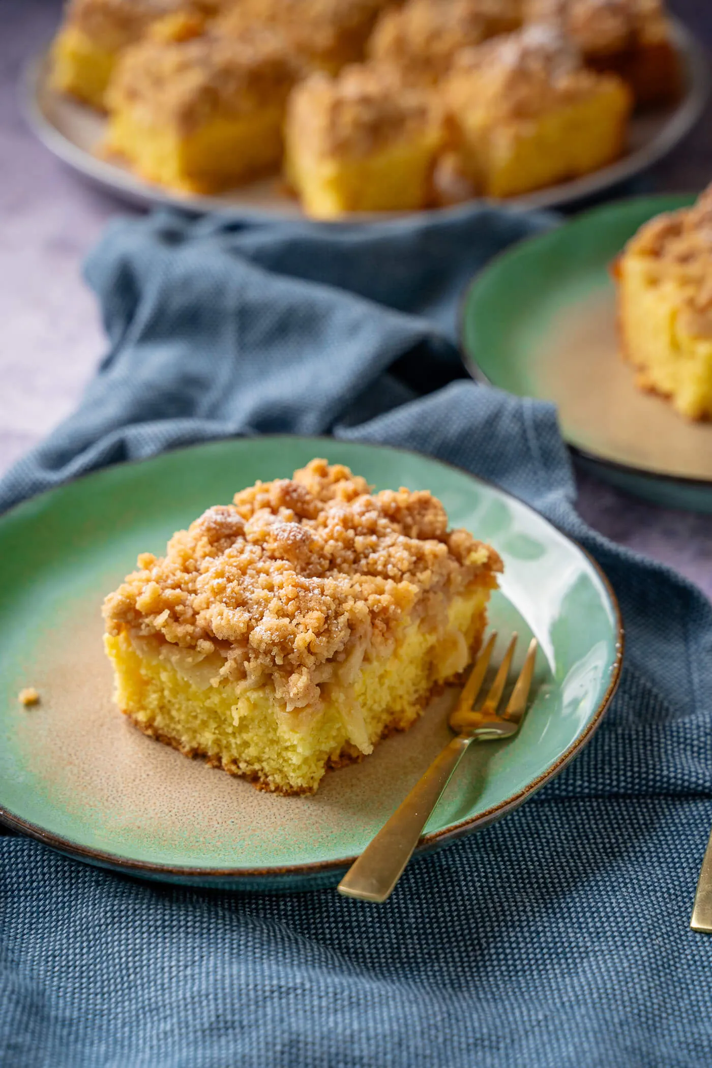 Köstlicher Apfelkuchen mit cremigem Vanillepudding und knackigen Streuseln