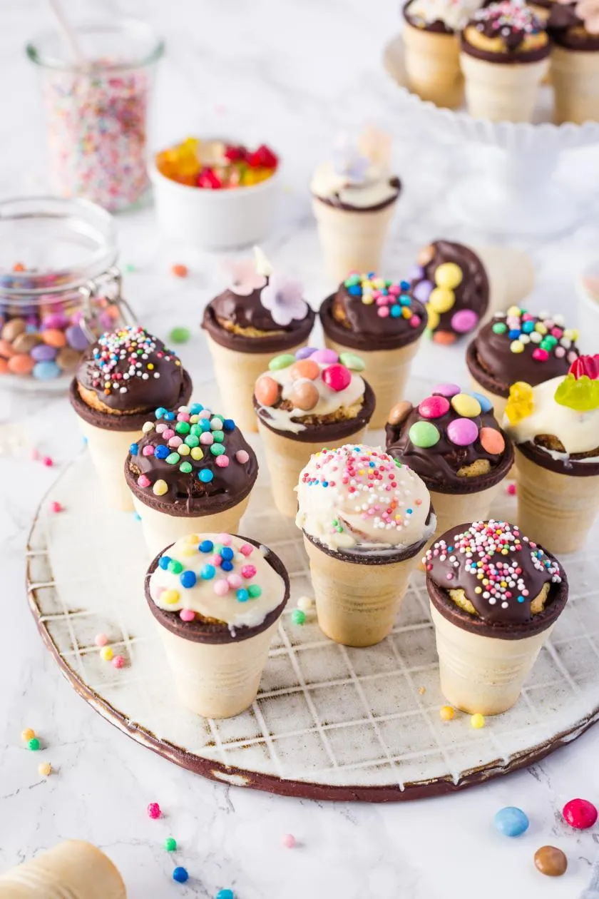 Kreative Kuchen im Waffelbecher, ideal für kleine Hände und den Kindergarten-Tisch.