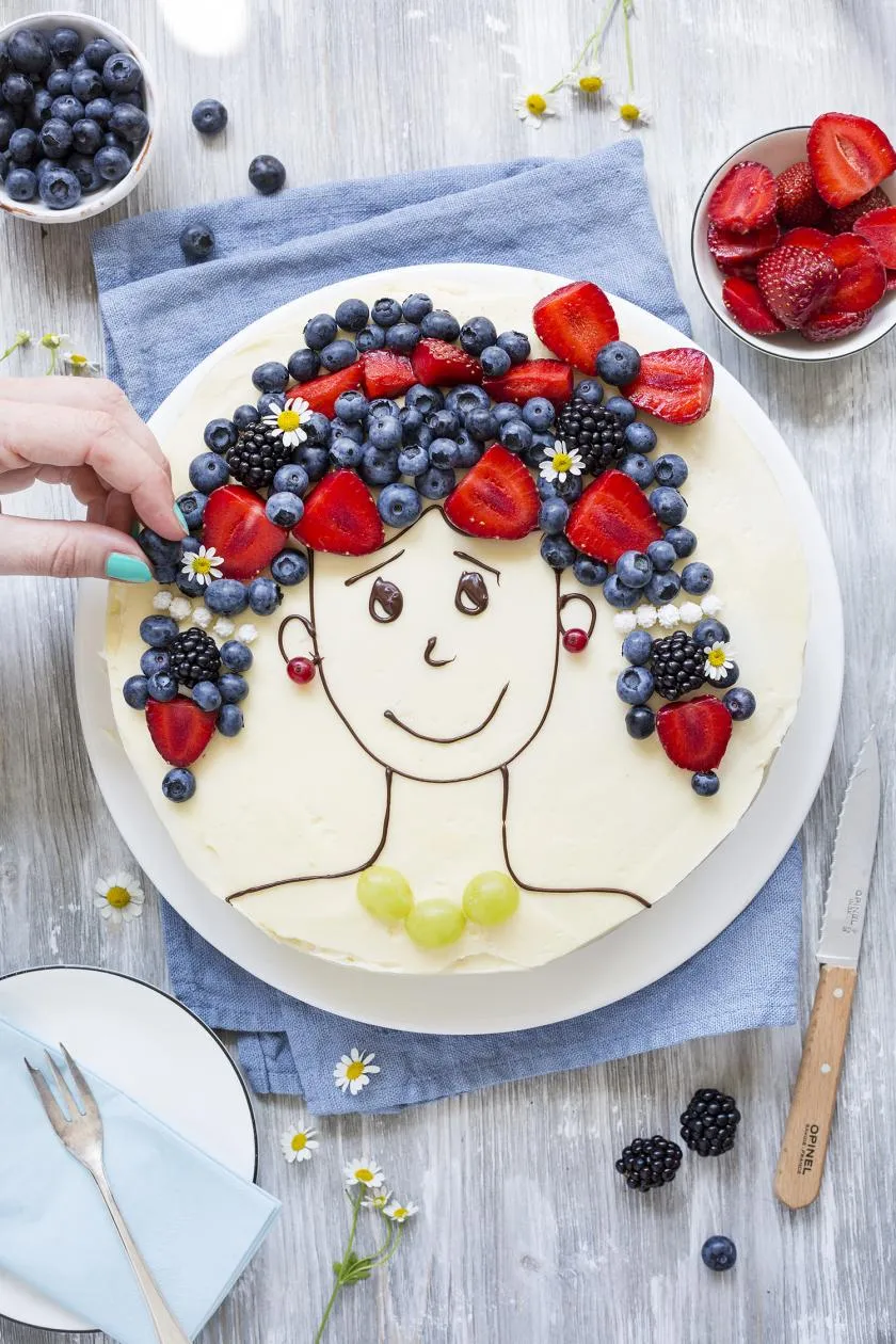 Kreativer Face Cake mit Frucht-Haaren, eine künstlerische Idee für den besonderen Geburtstag.