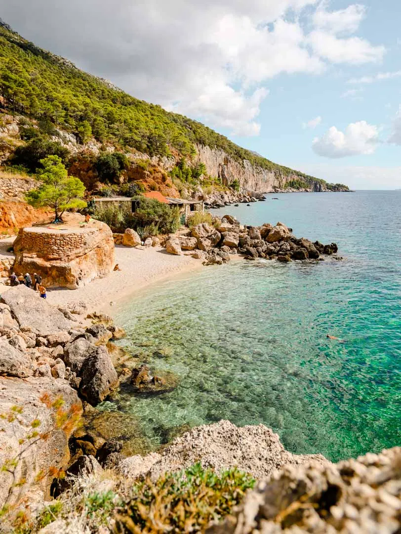 Kristallklares Wasser und idyllische Küstenlandschaft in Kroatien
