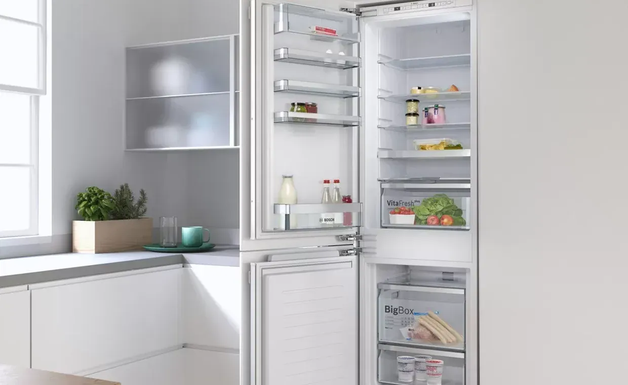 Kühl-Gefrier-Kombination in einer modernen Küche, der Kühlschrank ist geöffnet