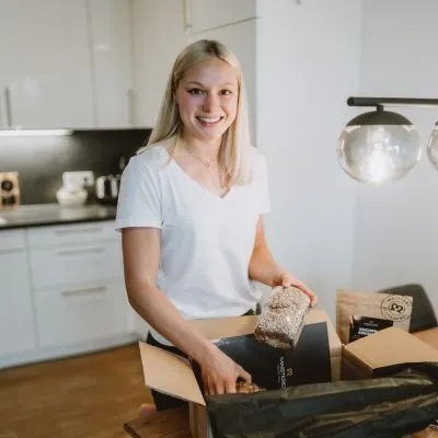 Kunde packt glutenfreie Bestellung aus