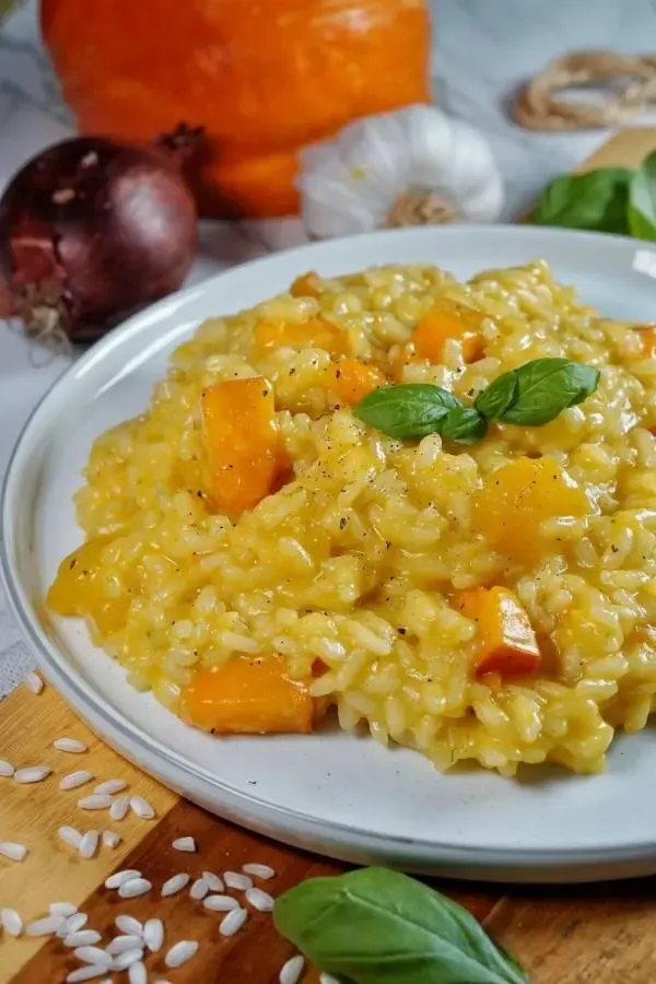 Kürbis Risotto: Ein cremiges Risotto mit Herbstkürbis, serviert auf einem Teller