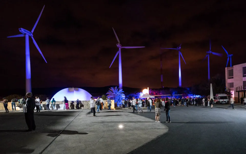 Lebhafte Partybeleuchtung auf einem modernen deutschen Festival
