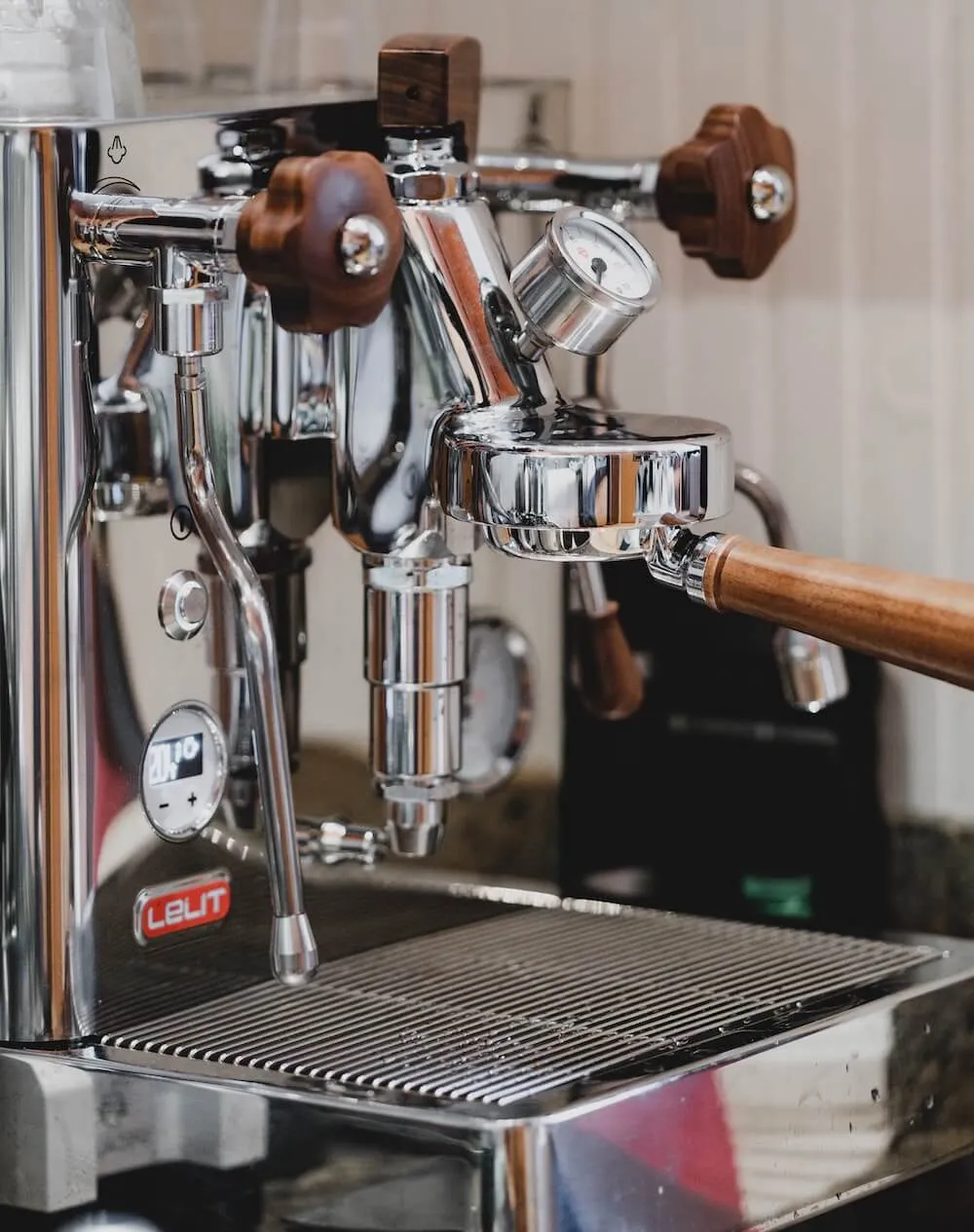 Lelit Espressomaschine mit gebürstetem Edelstahlgehäuse und Dampflanze