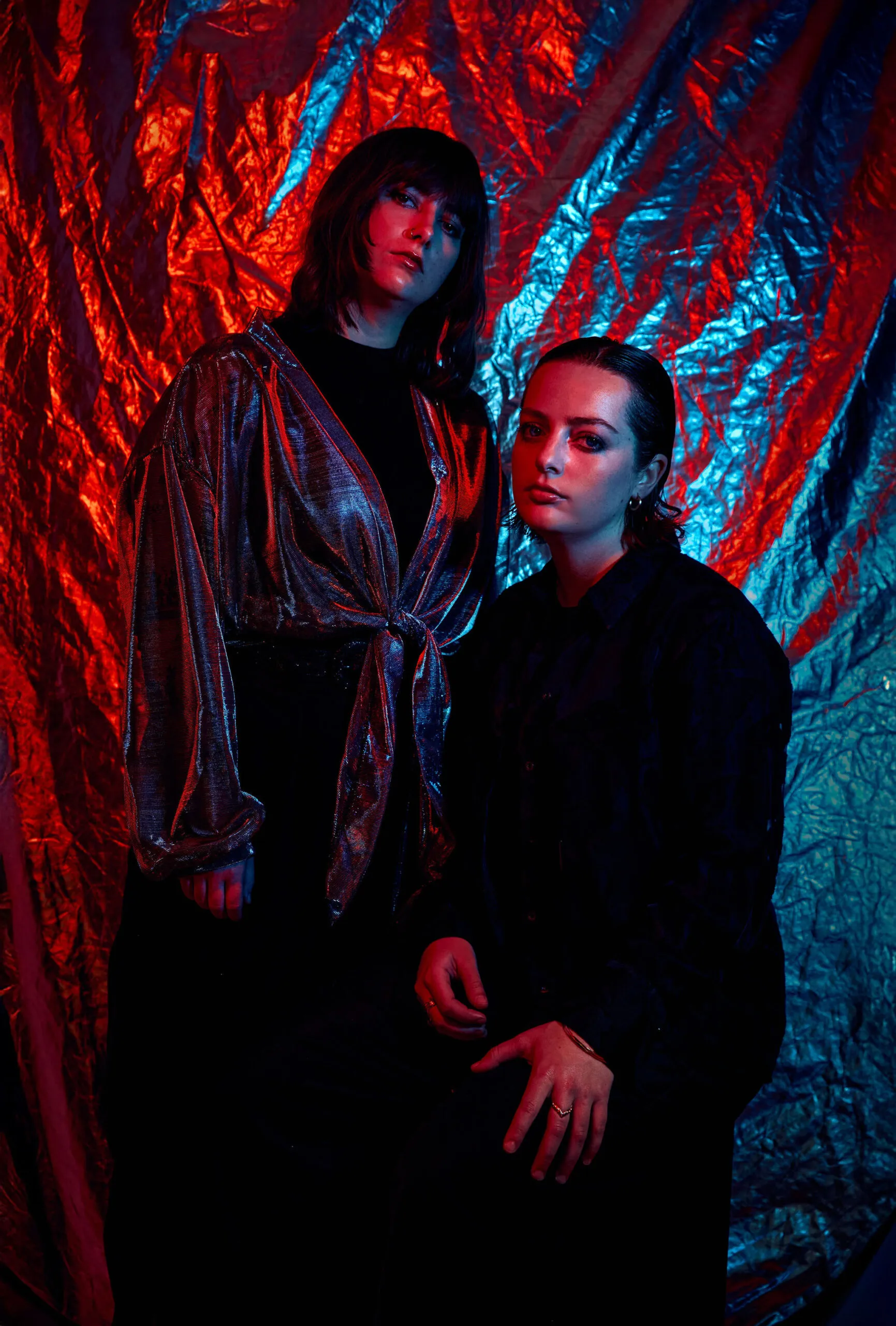 Lillet Blanc in einem hohen Glas mit Gurkenscheiben und Rosmarin auf einem Holztisch