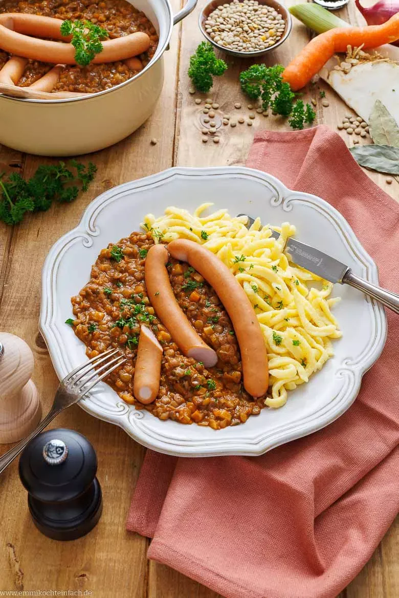 Linsen mit Spätzle lassen sich leicht vegetarisch zubereiten – einfach die Saitenwürstchen ersetzen