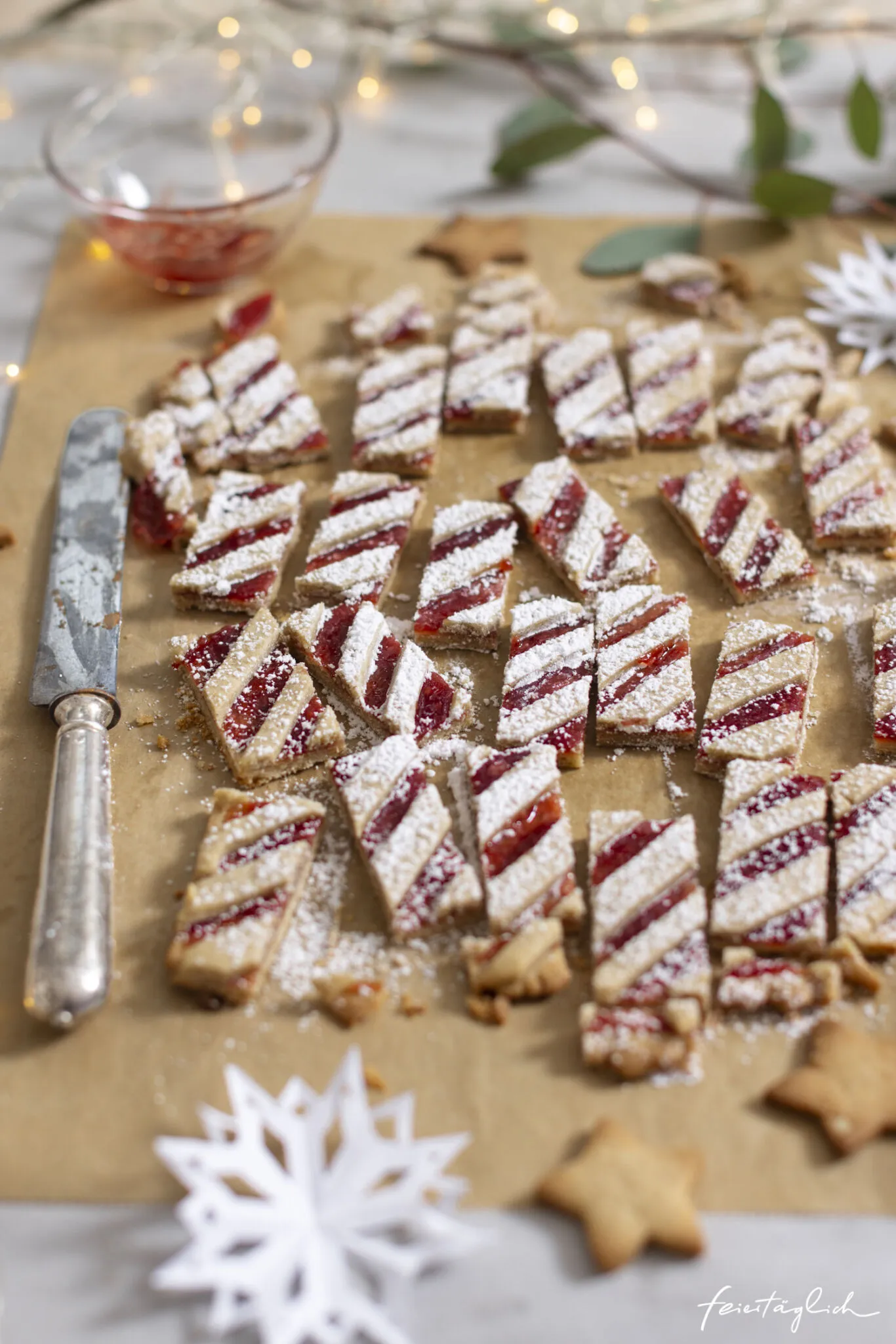 Linzer Streifen festlich arrangiert mit weihnachtlicher Dekoration, ideal für die Feiertage
