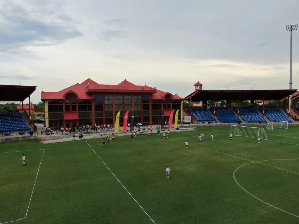 Luftaufnahme eines Fußballfeldes mit Spielern, die an einem DFB-Training teilnehmen