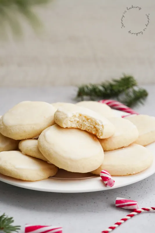 Luftige Pfefferminz-Plätzchen mit traditionellem Hirschhornsalz, fertig zum Genießen.