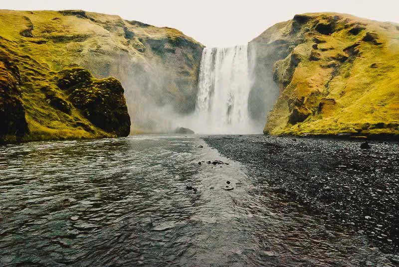 Majestätische Landschaft Islands mit blauem Himmel und grüner Natur im Juli