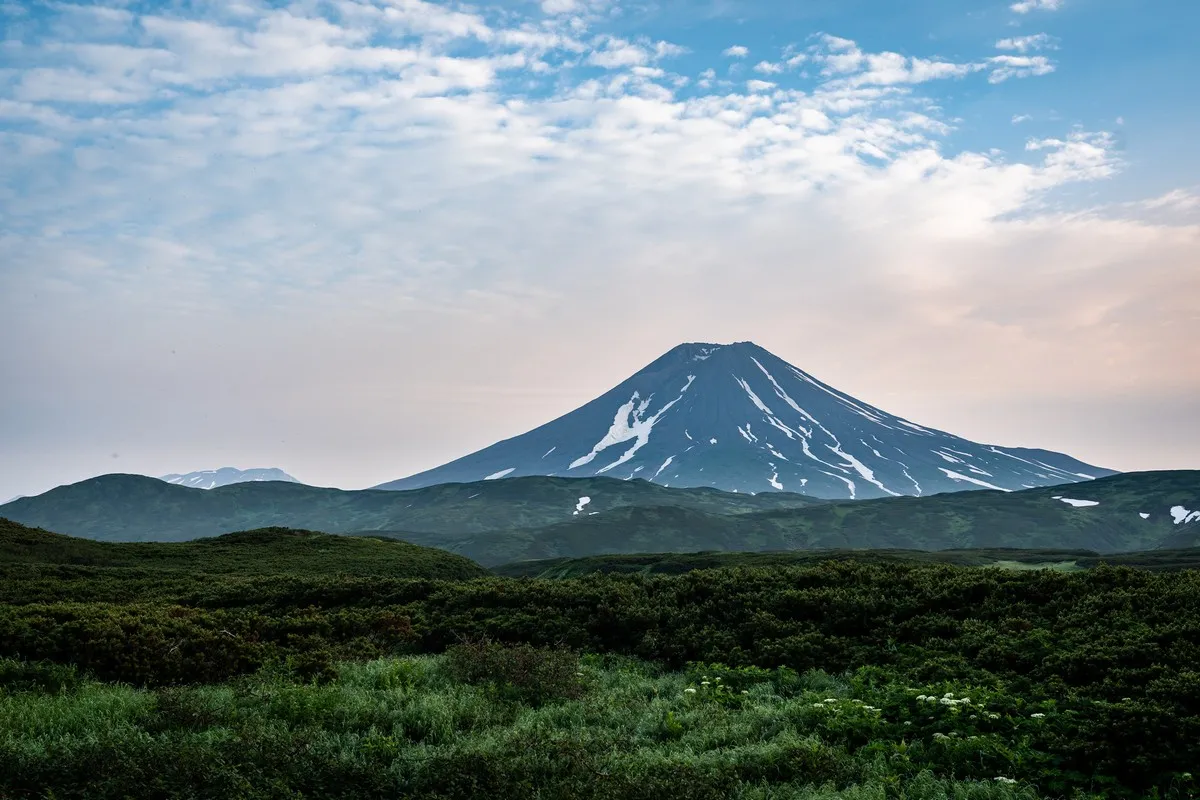 Majestätischer Kambalny Vulkan in Kamtschatka mit See im Vordergrund