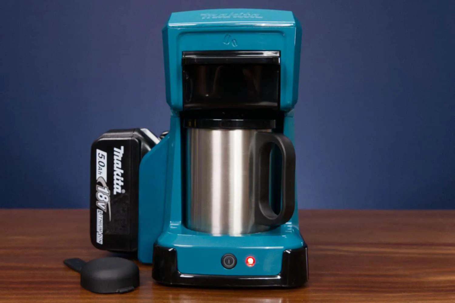 Makita Kaffeemaschine im Brühvorgang