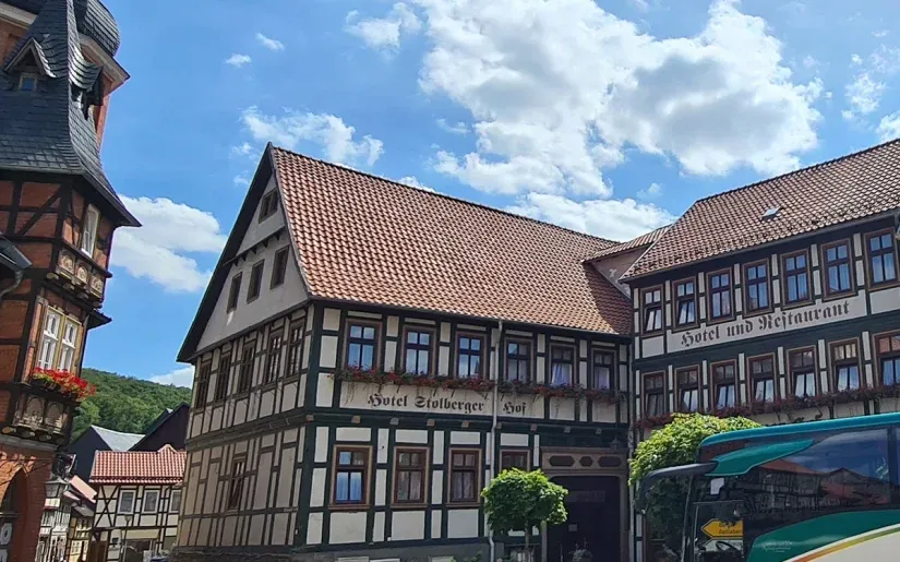 Malerische Landschaft in Deutschland mit sanften Hügeln und weiten Feldern