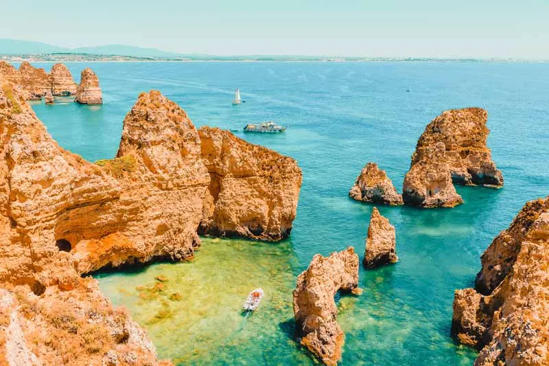 Malerisches Fischerboot am Sandstrand der Algarve in Portugal