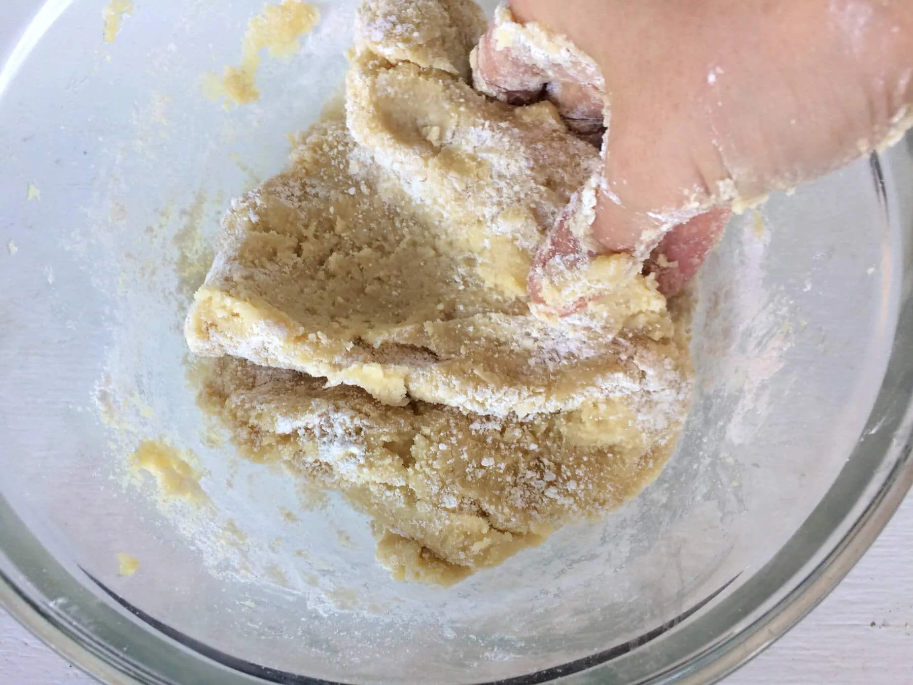 Mandelhörnchen Teig frisch zubereitet und in Folie gewickelt