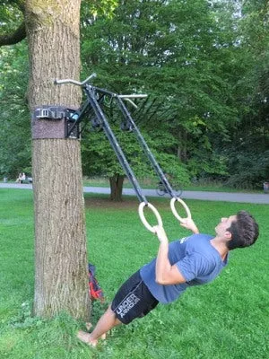 Mann demonstriert Körpergewichtsrudern mit Gymnastikringen