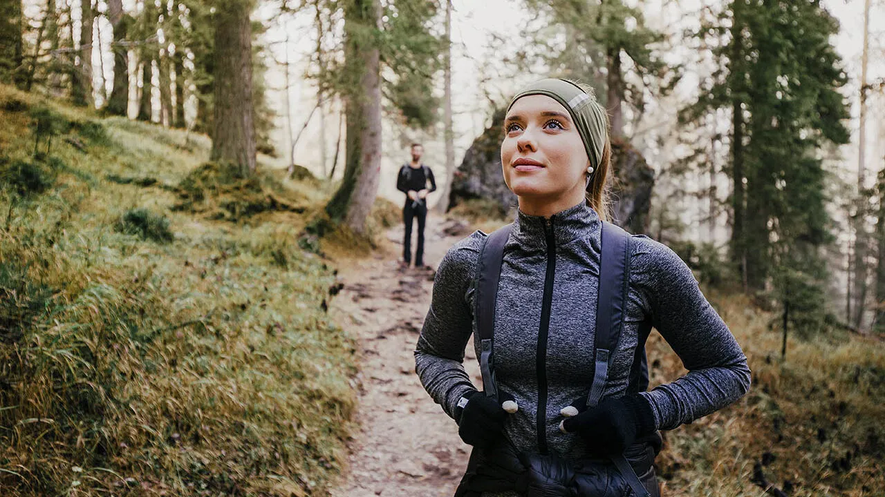 Mann macht Liegestütze auf einer Gymnastikmatte.