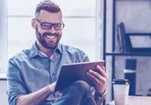 Mann mit Laptop bei einer Online-Weiterbildung der Haufe Akademie