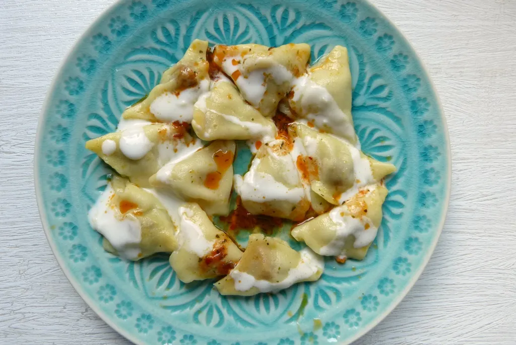 Mantı, kleine türkische Teigtaschen mit Joghurt und Chiliöl