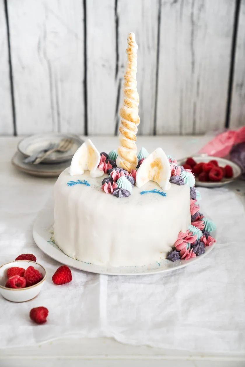 Märchenhafte Einhorntorte mit Glitzer und Pastellfarben, ein Traum für viele Kita Geburtstag Kuchen-Fans.