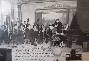 Maria del Carmen Cepeda, bekannt als Carmelita, tritt 1955 in Mexiko auf