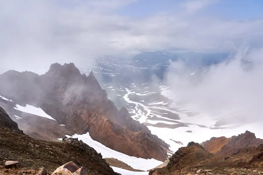 Marsähnliche Landschaft in Kamtschatka, teilweise verdeckt durch Nebel