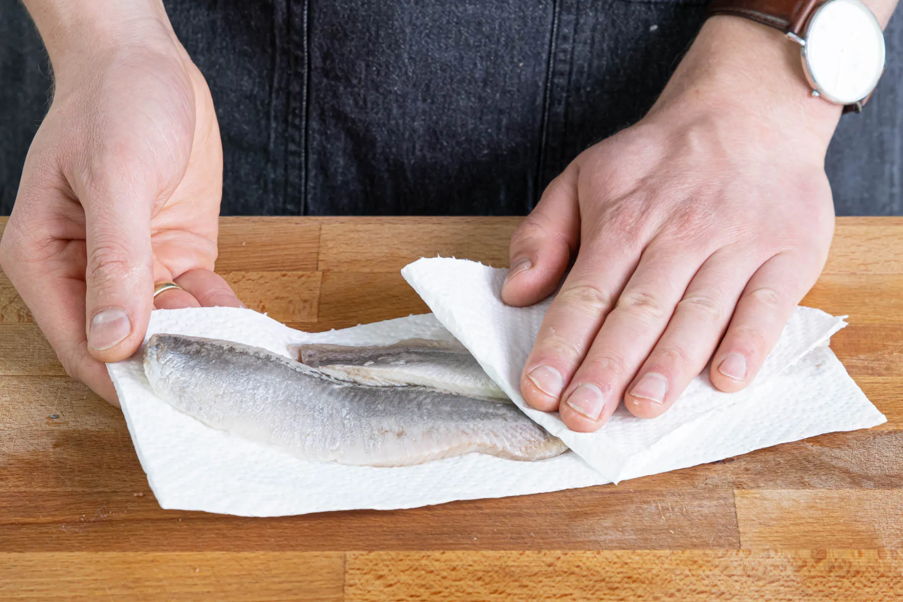 Matjesfilets abtupfen für die Labskaus-Beilage