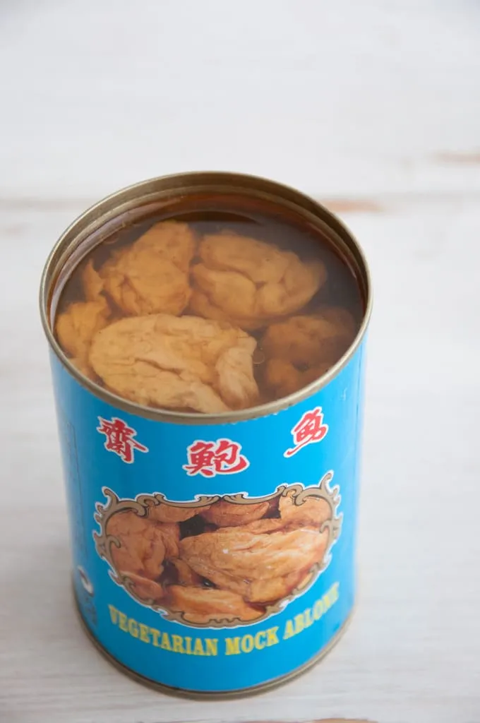 Meeresfrüchte-Imitat für die vegane Udon Suppe, gebraten in der Pfanne